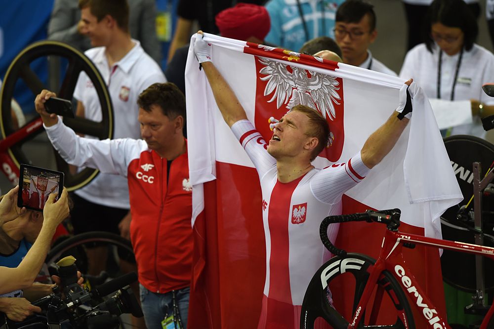 Adrian Teklinksy (Poland) celebrates his scratch race world title