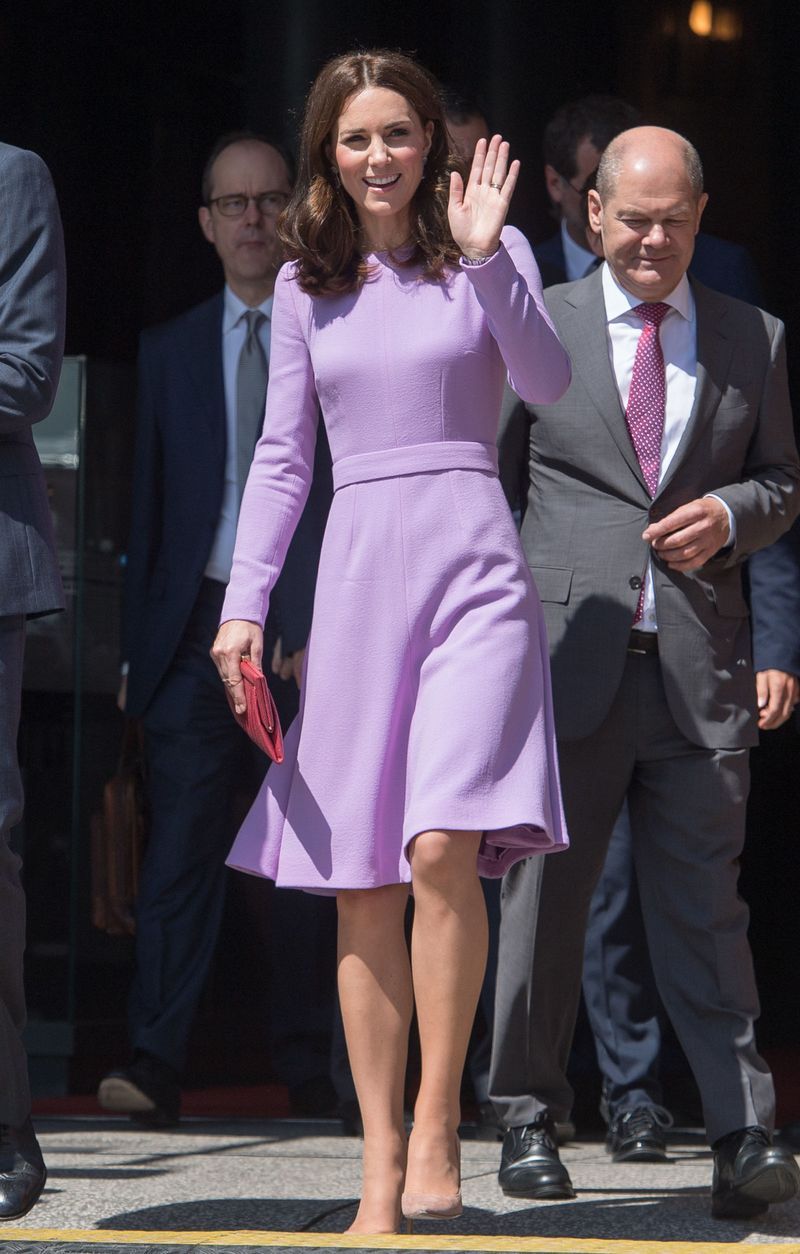 Dress, Clothing, Event, Fashion, Cocktail dress, Purple, Suit, Formal wear, Footwear, Performance,