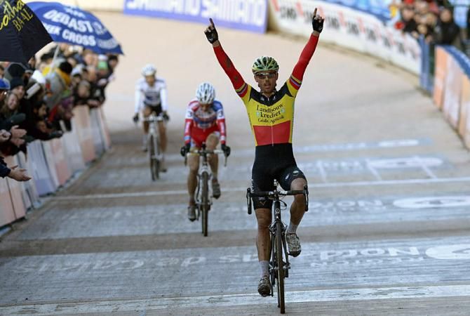 Belgian champion Sven Nys (Landbouwkrediet-Euphony) celebrates victory on the Roubaix Velodrome ahead of Kevin Pauwels and Niels Albert.