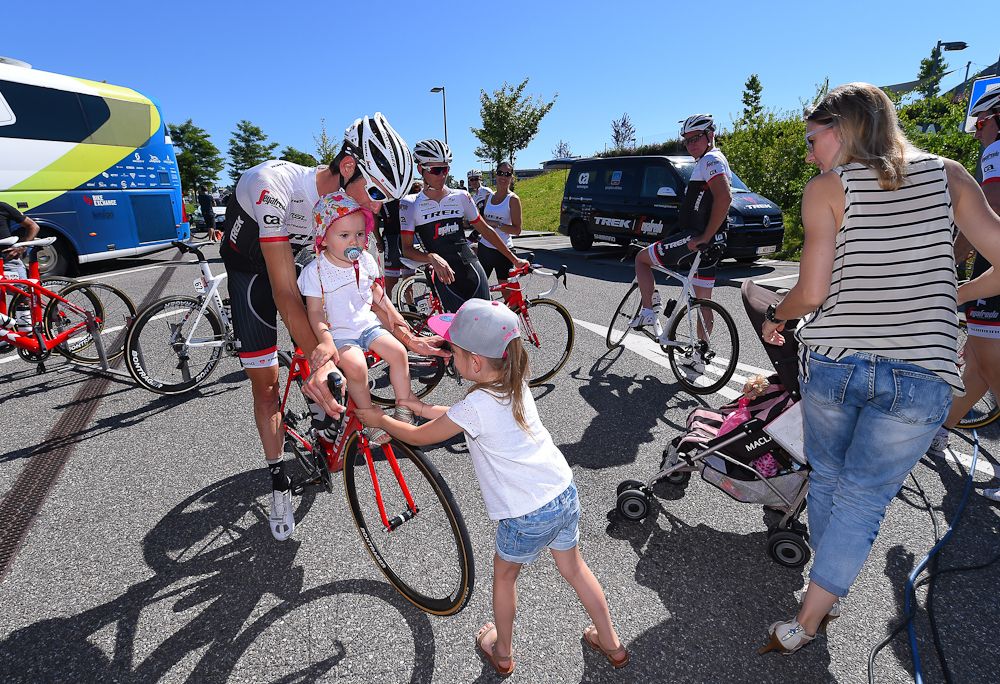 Some family time for Frank Schleck during the second rest day