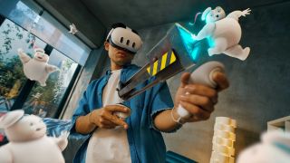 Un joueur de Meta Quest 3 aspire les Stay Puft Marshmallow Men de Ghostbusters en réalité mixte à l'aide d'une technologie virtuelle s'étendant à partir de ses manettes.