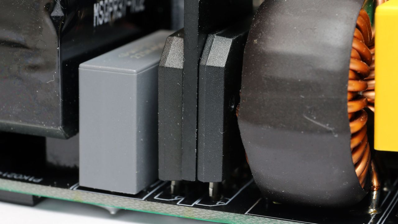 Gigabyte UD1000GM PG5