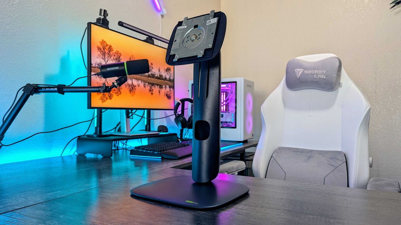 Image of the Alienware 27 4K QD-OLED Gaming Monitor (AW2725Q).