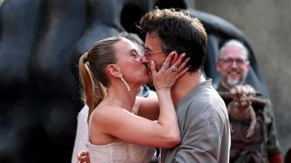 Scarlett Johansson and Jonathan Bailey kissing at the NY premiere of Jurassic World: Rebirth.