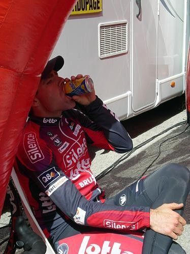 Cadel Evans (Silence-Lotto) cools down after the stage.