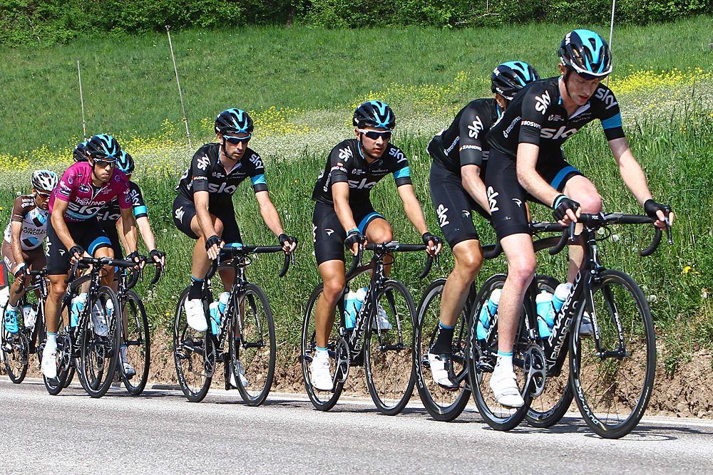 Team Sky control the time gap to the breakaway