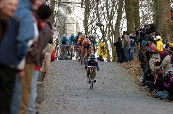 Allan Davis (Liberty Seguros) leads Flecha and Dekker on the descent of the Kemmelberg