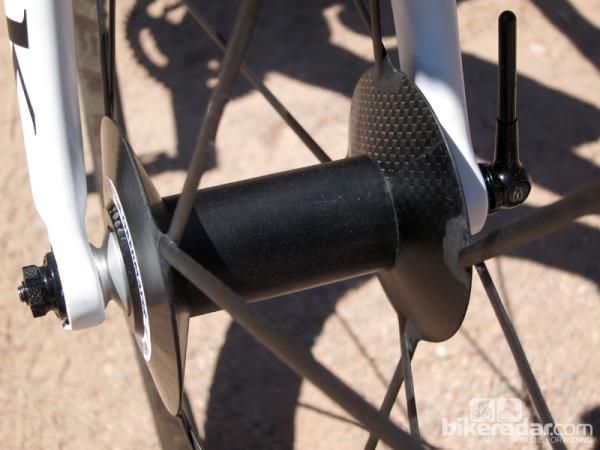 Carbonsports builds special Lightweight front wheels for Storck with a more aero profile hub shape borrowed from the old VR8 model.
