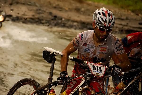 Ismael Ventura Sanchez runs with his bike