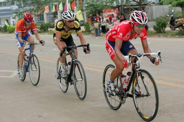 Cheung King Wai (Hong Kong) leads a three man break.