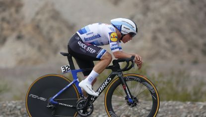 Remco Evenepoel using the banned forearm position 