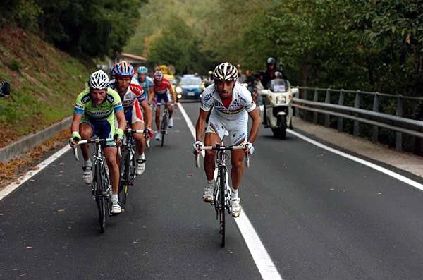 Paolo Bettini (Quick-Step) and Danilo Di Luca (Liquigas) swap pulls