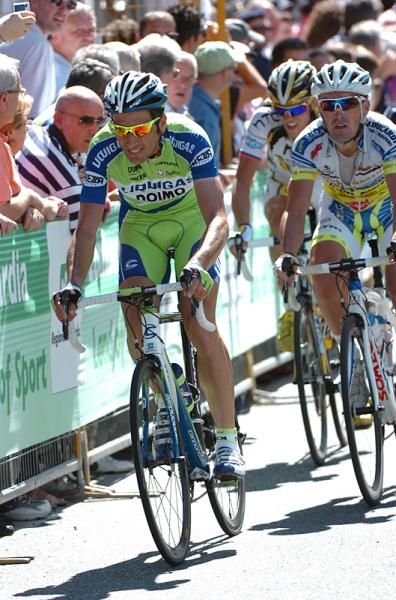 Ivan Basso (Liquigas-Doimo) chases.