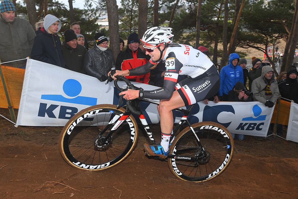 Lucinda Brand racing cyclo-cross