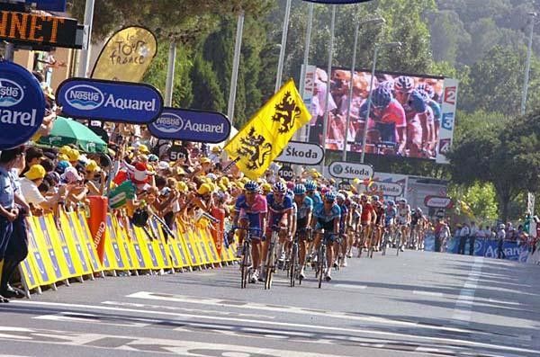 Christophe Moreau (Ag2r Pr&eacute;voyance) comes in more than three minutes later.