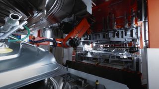 Un automóvil Tesla construido por una máquina en la fábrica de Giga