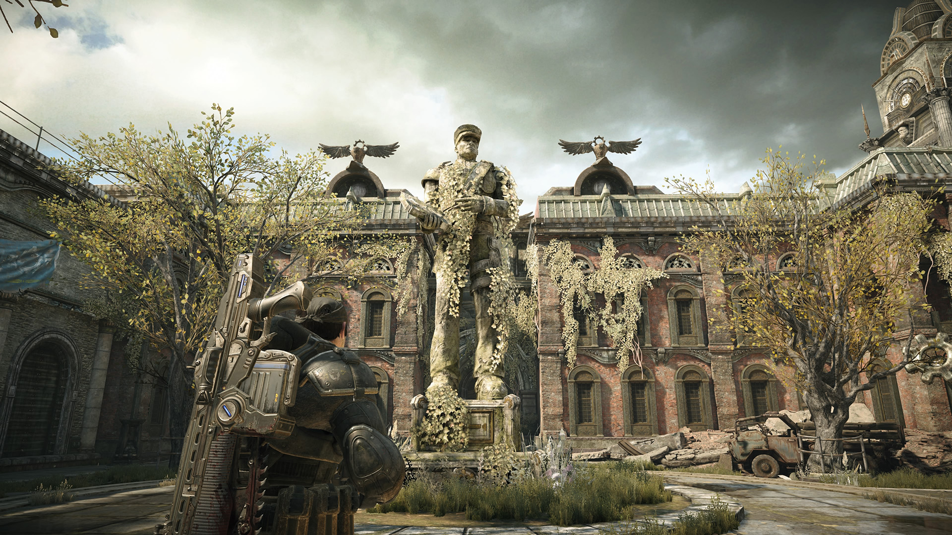 Marcus looks at an overgrown statue in Gears of War: Reloaded in front of a military academy