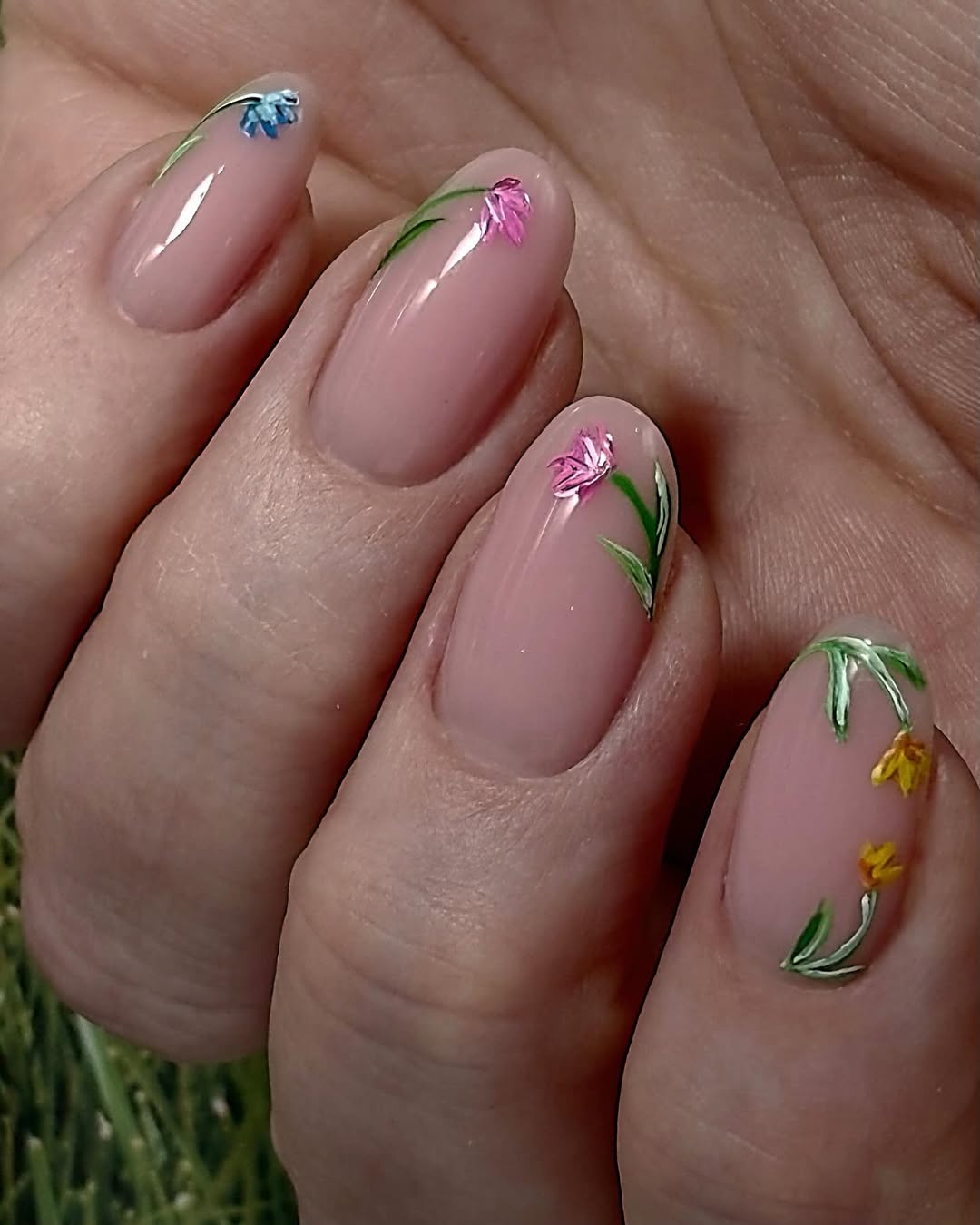 tulip nail art on oval nails