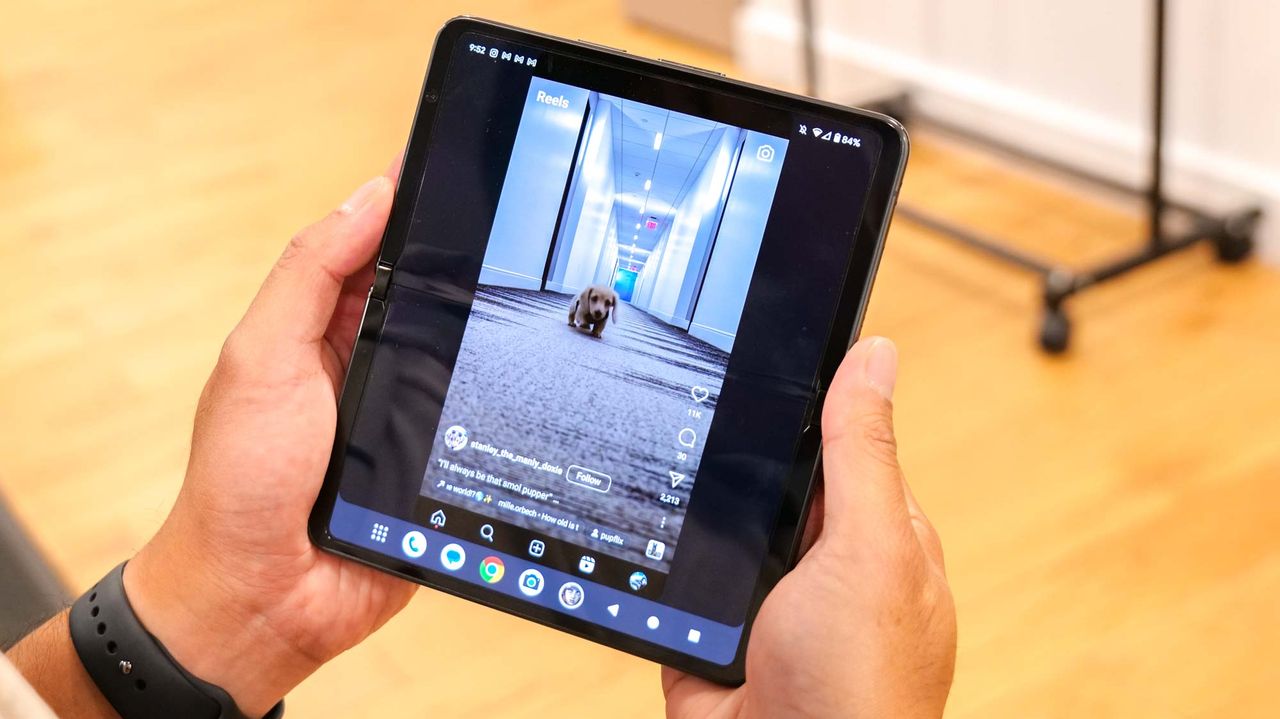Google Pixel Fold showing apps scaling issue.