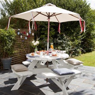 garden area with patio table and umbrella