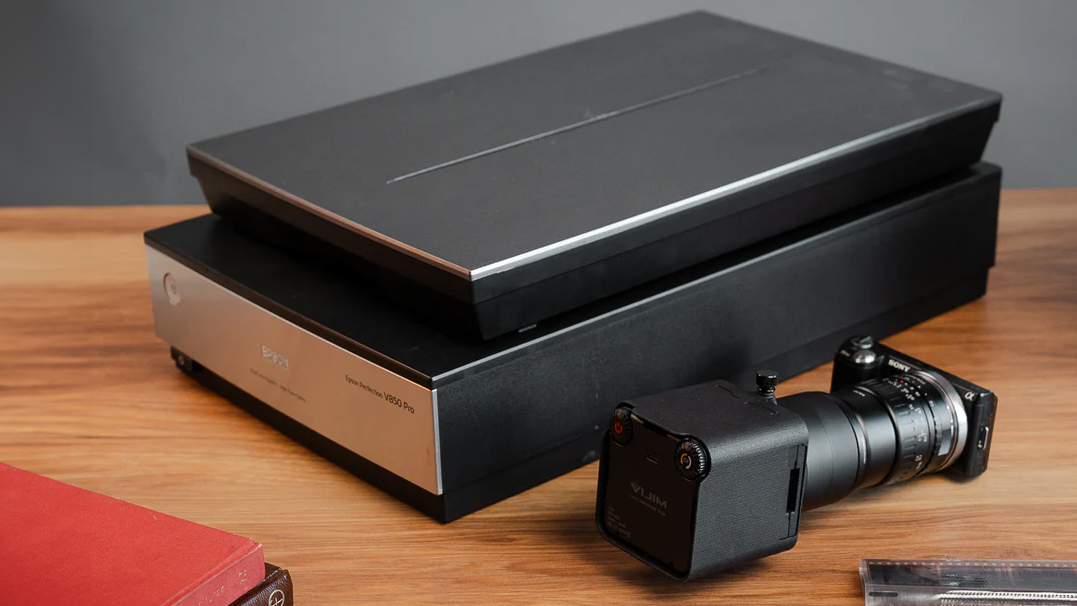 Valoi Easy35 next to an Epson V850 Pro