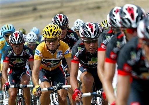 Alejandro Valverde (Caisse d'Epargne) follows his teammates in the bunch