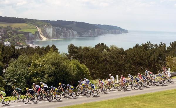 For approximately half of stage 4 the Tour peloton travelled along the west coast of France.
