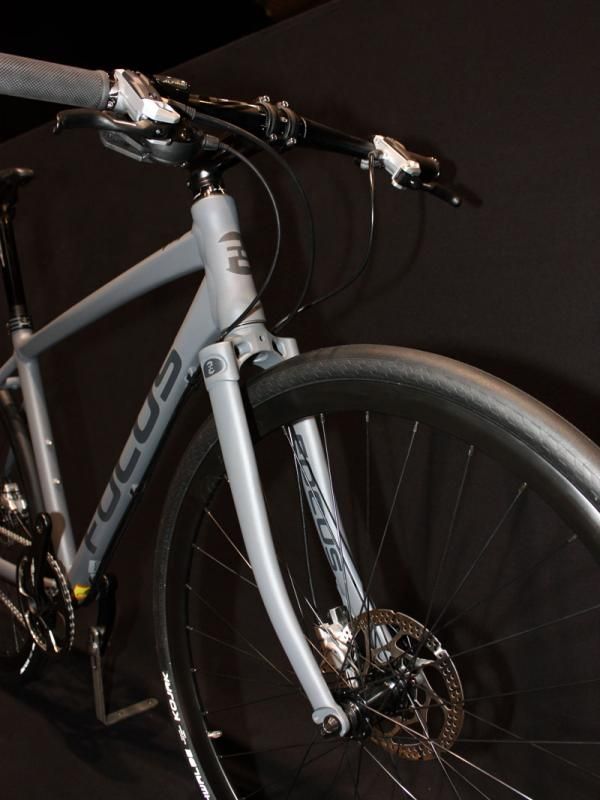 The fork looks like a classic steel crown but it's all aluminum.