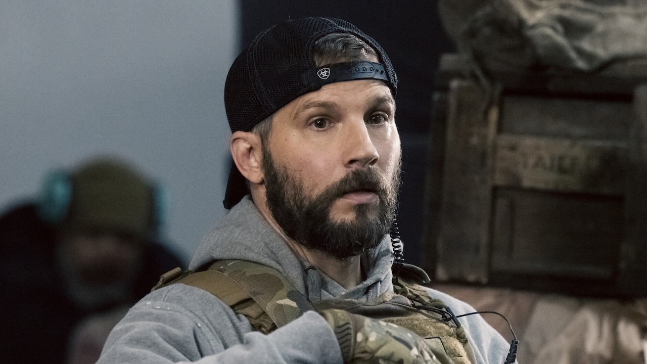 Cal mit großen Augen und tief in Gedanken versunken in Staffel 1 der Marshals 