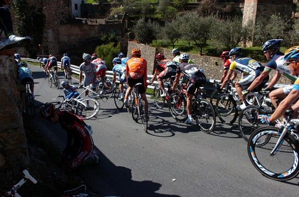 Rui Costa (Caisse d'Epargne) wraps his bike around a wall.