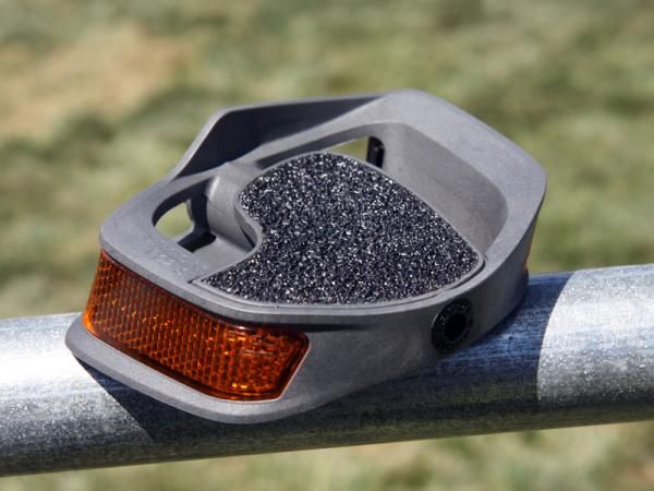 The new Ergon PC2 commuter pedal features a grippy top and unique anatomic shape that provides a more natural fit with flexible street shoes.