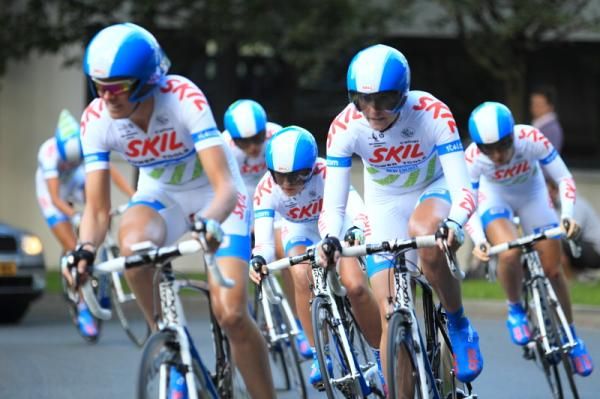 Skil Koga en masse on the climb
