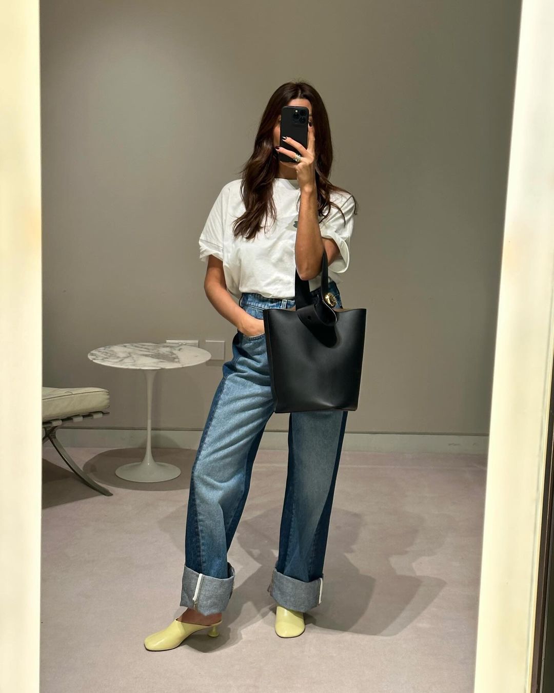 @smythsisters wearing turn-up jeans and t-shirt