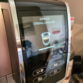 Close up of the display while making coffee in the De'Longhi Dinamica Plus