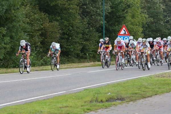 Sarah Duester (Cervelo Test Team) tries to break away, marked by Suzanne De Goede (Nederland Bloeit)