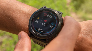 En person bruker Garmin Fenix 7 utendørs