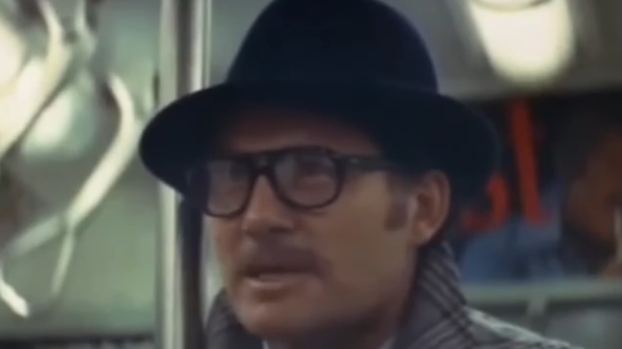 『テイク・オブ・ペルハム・ワン・ツー・スリー』で黒い帽子と眼鏡をかけたロバート・ショー