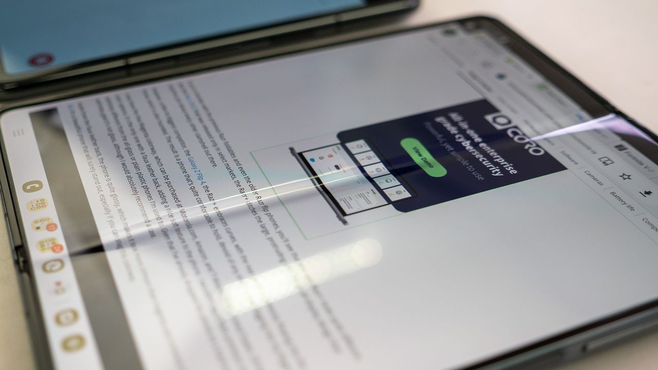 Comparing the display crease on the inner display of the Google Pixel Fold with the Samsung Galaxy Z Fold 4