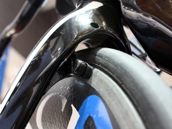 The Scapula fork is borrowed from German compatriot THM-Carbones and features an integrated brake.