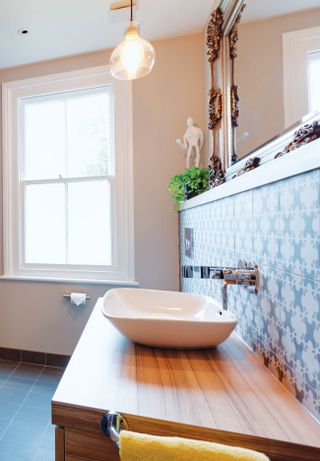 bathroom with sash window photographed by fiona walker arnott