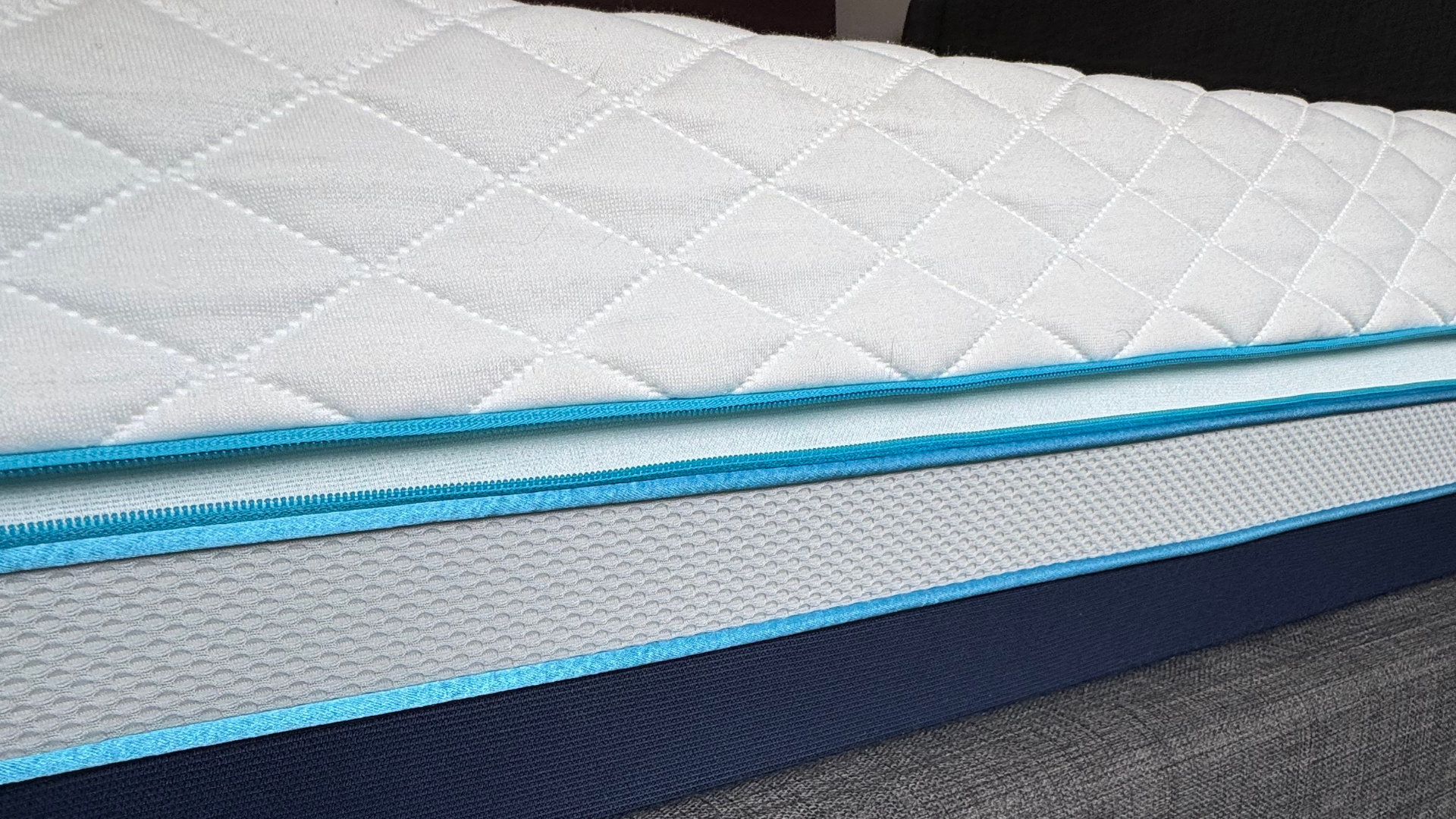 A close up of the Simba Hybrid Luxe mattress