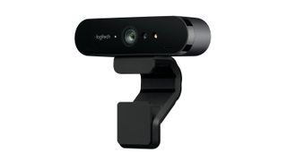 Webkameraet Logitech BRIO 4K Pro mot en hvit bakgrunn.