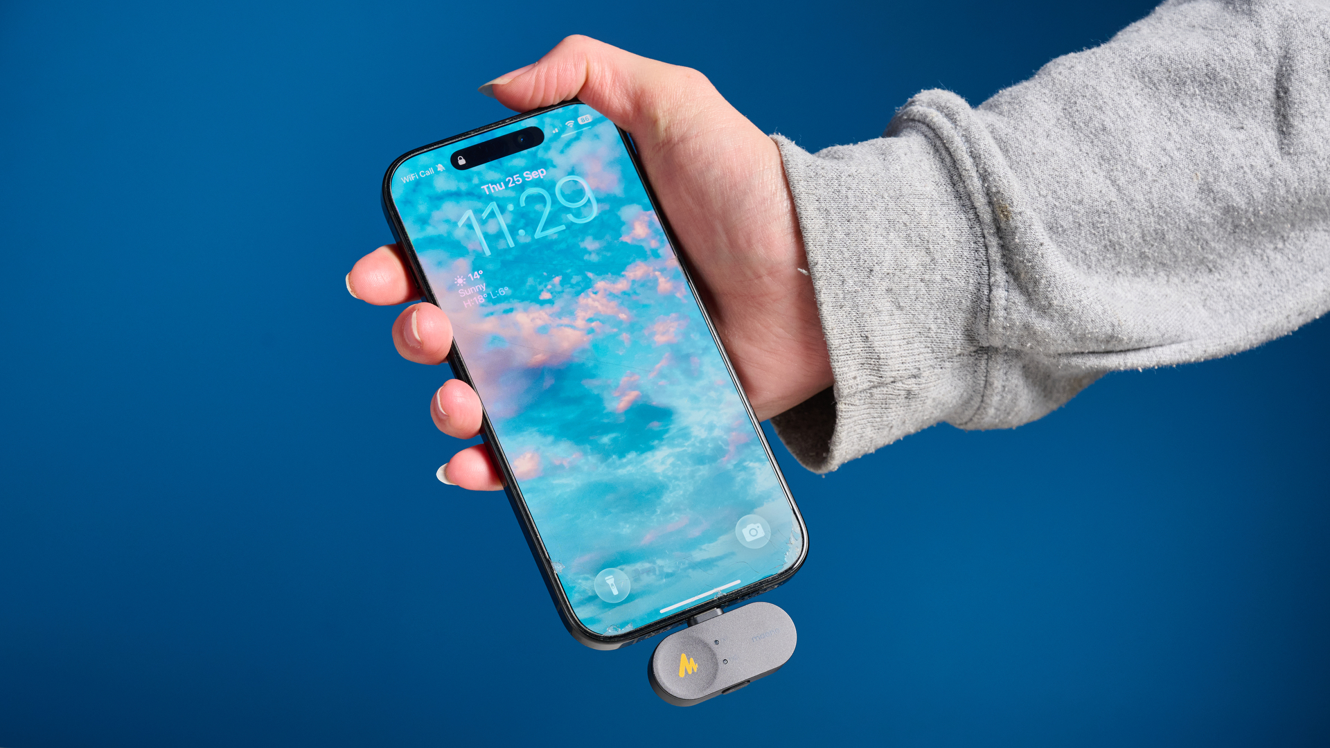 the maono wave t5 lavalier microphone shown against a blue background, showing the transmitters, receivers, and charging case