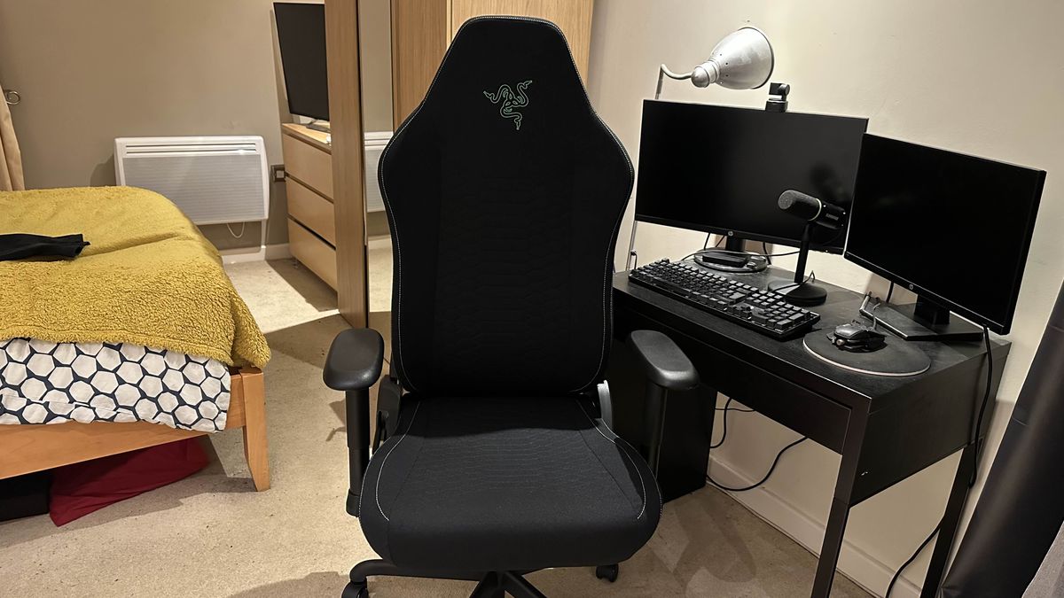 The Razer Iskur V2 X in front of a desk