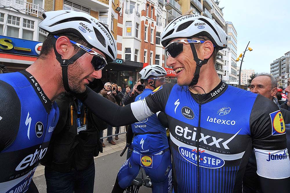 Marcel Kittel thanks his Etixx-QuickStep teammate Fabio Sabatini