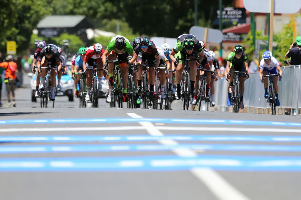 Chloe Hosking (Ale Cipollini) and Kirsten Wild (Cylance) going head-to-head in the sprint