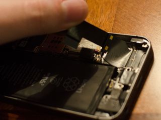 How to replace a broken Lightning dock in an iPhone 5s