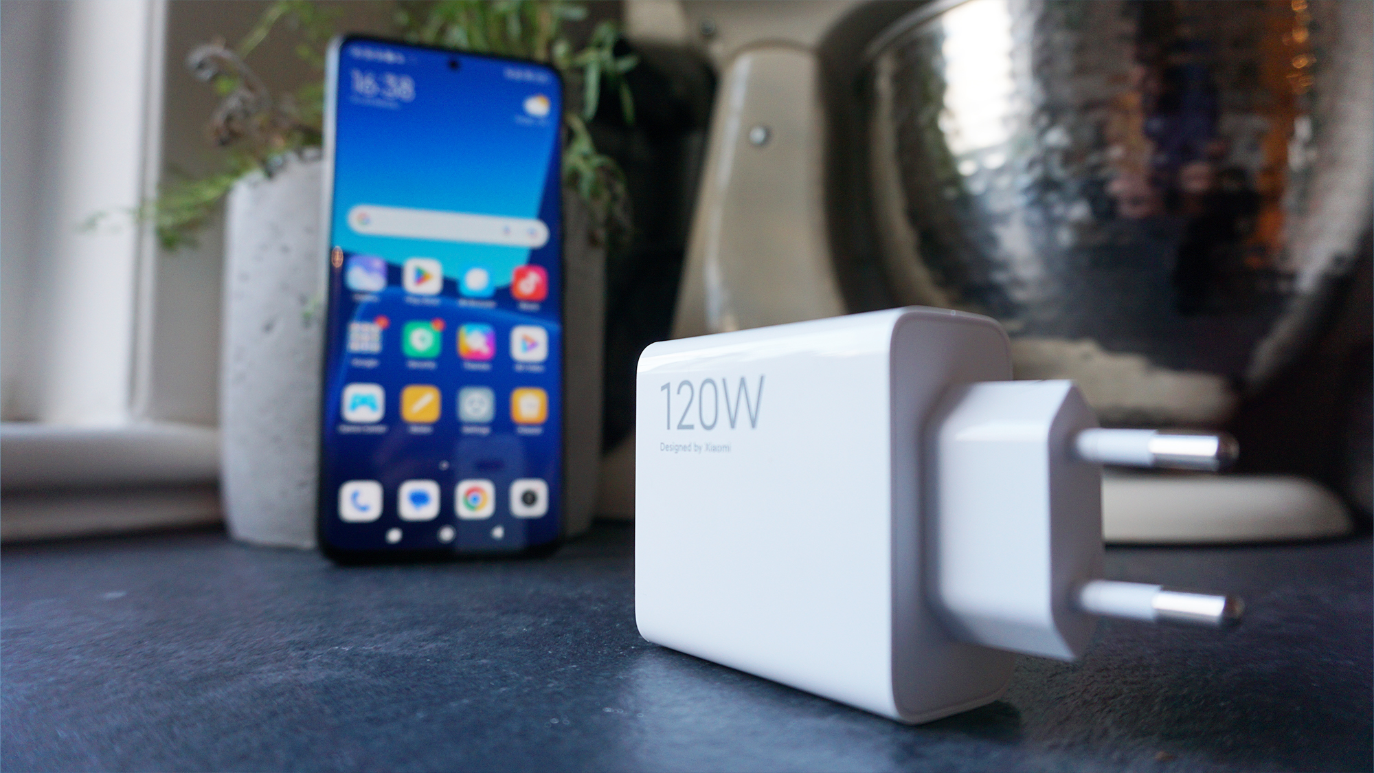 Xiaomi 13 Pro review charger