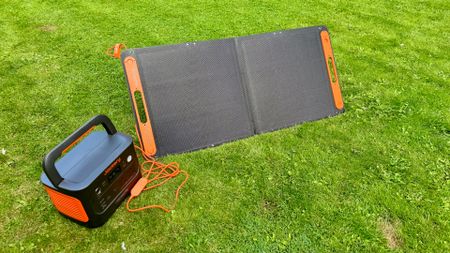 Jackery Explorer 1000 v2 with solar panel