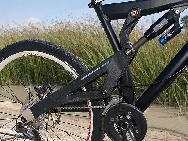 Yeti eliminated the driveside chain stay to improve clearances&hellip;